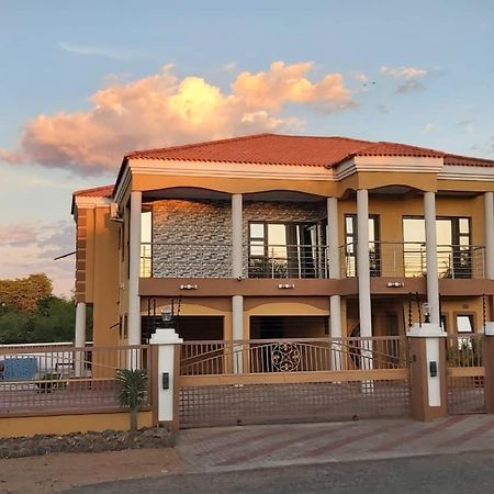 Top Stay Inn Kasane Bagian luar foto
