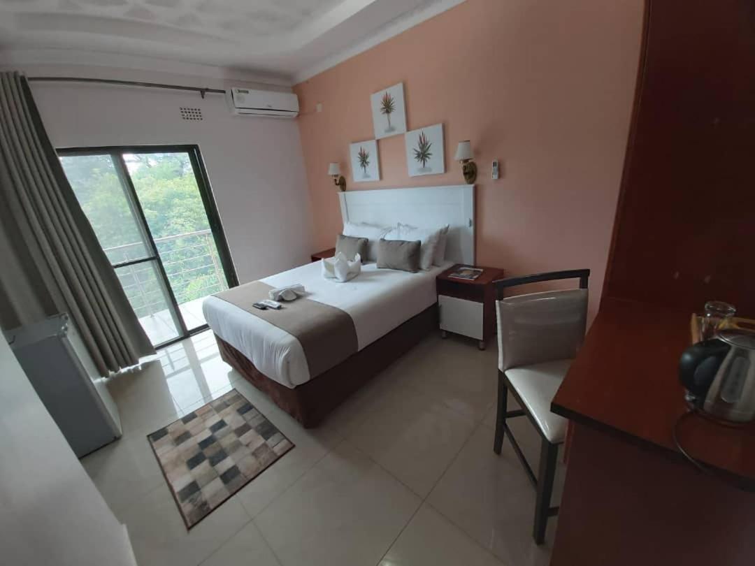 Top Stay Inn Kasane Bagian luar foto